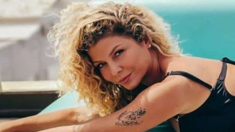 Babi Borges steals the show by performing stunts on a coconut tree on a paradise beach