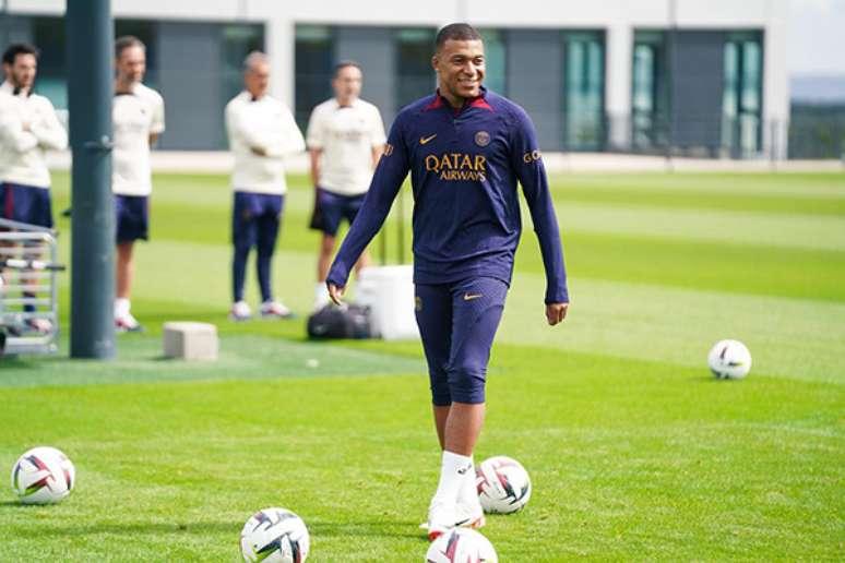 Mbappé está confirmado entre os titulares do PSG para a partida contra o Lens –