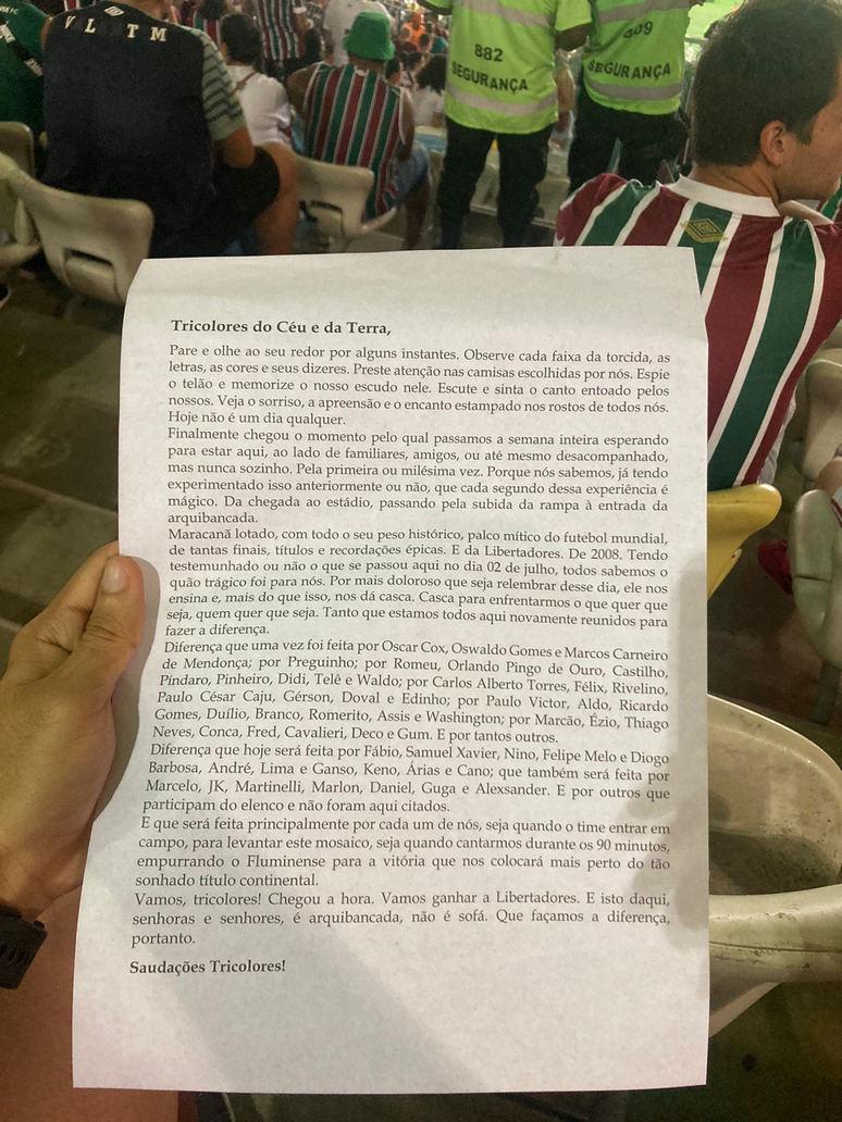 Texto feito junto ao papel do mosaico produzido pela torcida do Fluminense.