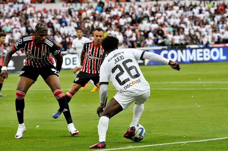 Beraldo deixa jogo contra a LDU chorando e preocupa o São Paulo