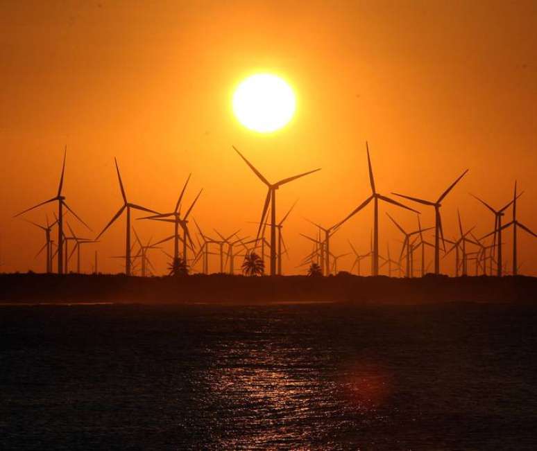 Brasil tem grandes projetos de energia eólica como este na praia de Tourinhos, no município de São Miguel do Gostoso (RN)