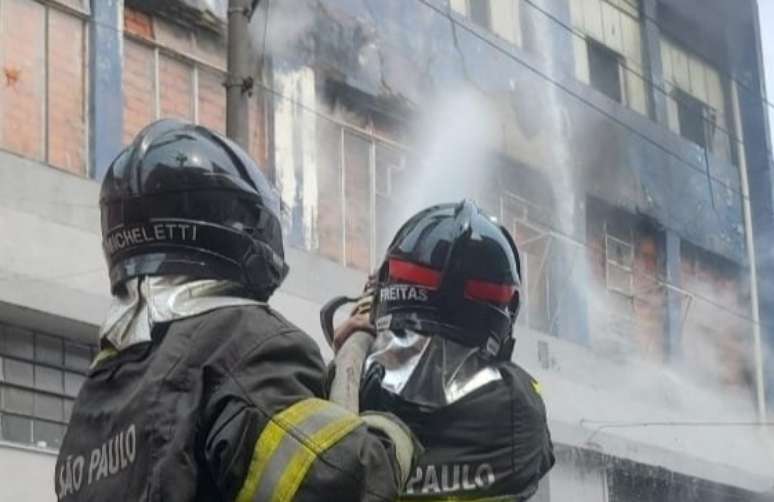 Bombeiros combatem incêndio em prédio comercial no Centro de São Paulo