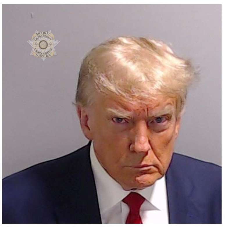 Autoridades norte-americanas divulgaram a foto do fichamento de Donald Trump, conhecida como 'mug shot', após ex-presidente se apresentar à Justiça.