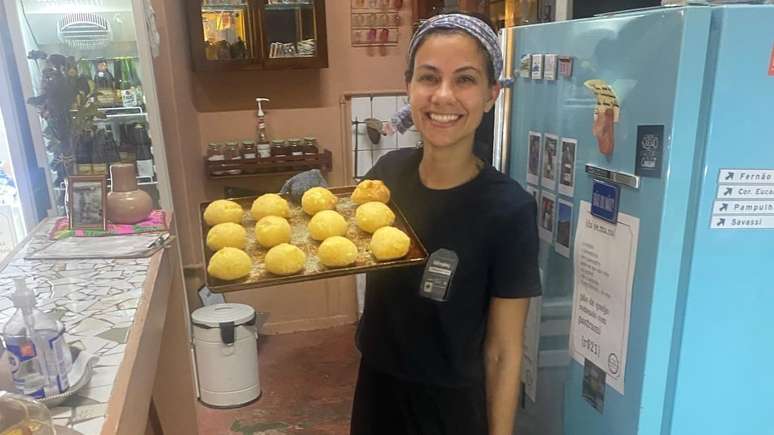 Athena Rodrigues fazendo pão de queijo, iguaria clássica oriunda de Minas Gerais e muito difundida em todo o Brasil