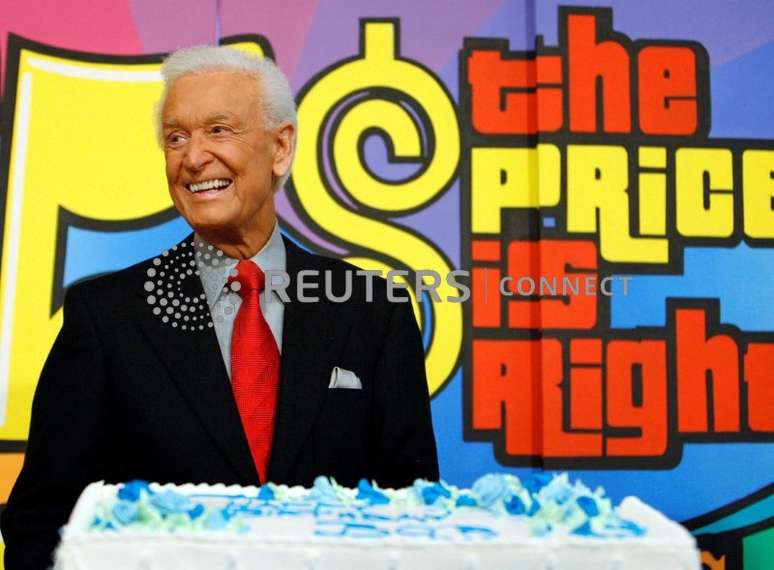 Bob Barker, apresentador do game show de televisão "The Price is Right", sorri perto de seu bolo de aniversário no CBS Studios em Los Angeles
12/12/2006
REUTERS/Mario Anzuoni 