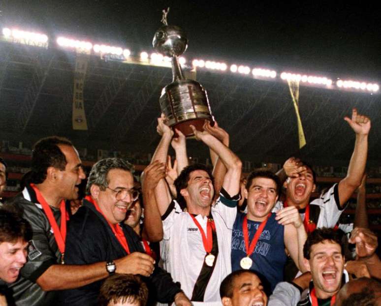 Mauro Galvão ergue a taça de campeão da Libertadores de 1998 –