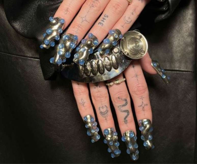 Unhas surrealistas est&atilde;o em alta para quem curte ousar &ndash;