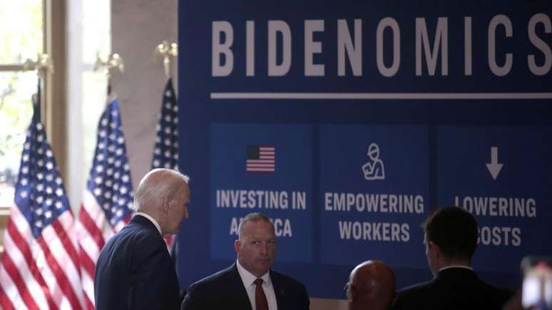 Governo de Joe Biden está tentando emplacar suas conquistas na economia com o apelido 'Bidenomics'
