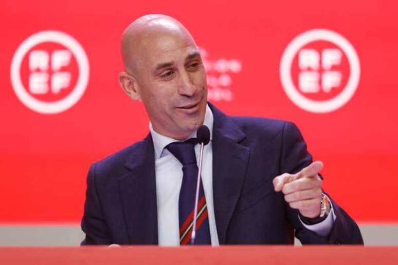 Ex-presidente da Real Federação Espanhola de Futebol (RFEF) foi acusado de conduta "inadequada" com atletas da Inglaterra