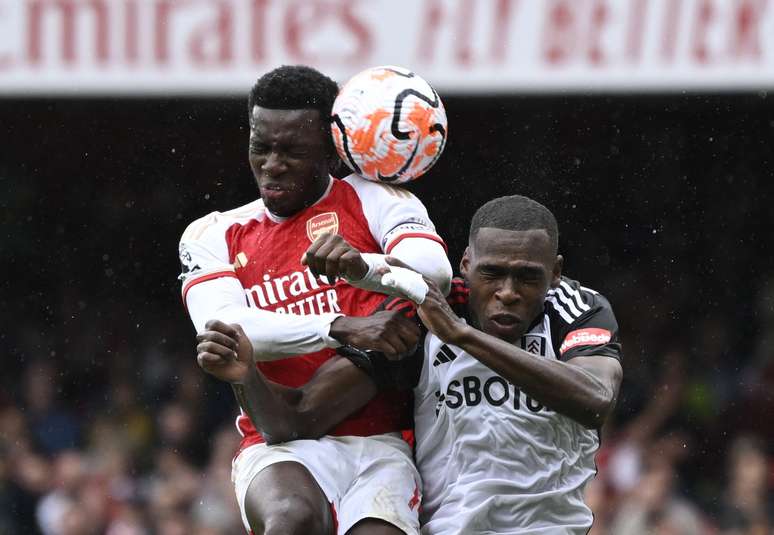 Eddie Nketiah e Issa Diop disputam bola durante duelo entre Arsenal e Fulham