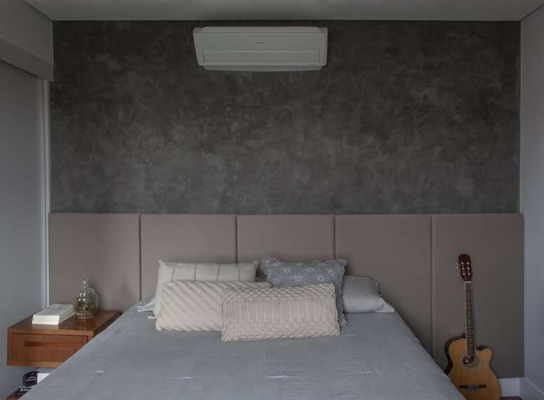 Using textures, paintings and wallpapers is a very practical way to redesign the room.  The application is simple, but it is necessary to know that when the property is returned, this wall will have to be painted again, and also sanded, as appropriate.  In this apartment, the architect has used Suvinil's Burnt Cement paint in the Concrete colour.  Applied by the painter himself, we got a wonderful result that made all the difference.