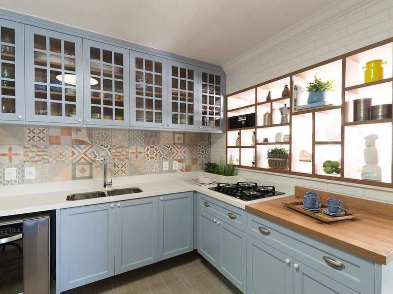 Many properties are already equipped with built-in wardrobes, an attribute that can be synonymous with practicality or an aesthetic challenge.  In the desire for change, one option is to look for new handles.  In this kitchen the architect Carina Dal Fabbro has assigned the shell model.