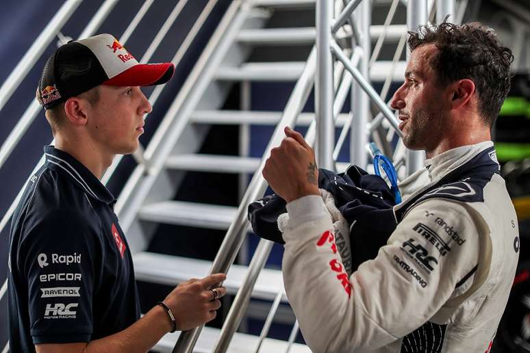 Liam Lawson e Daniel Ricciardo no GP da Hungria. O neozelandês tem entregue mais do que se esperava. Agora, fica na espreita por mais uma chance.
