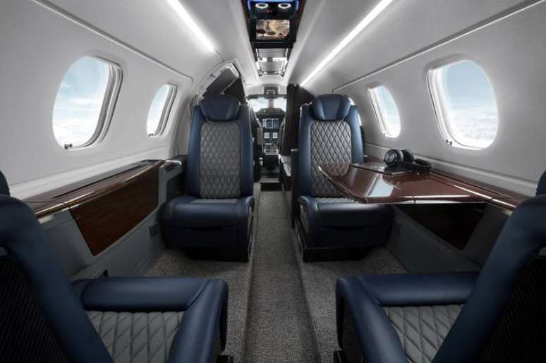 Interior do jato executivo Phenom 300, da Embraer