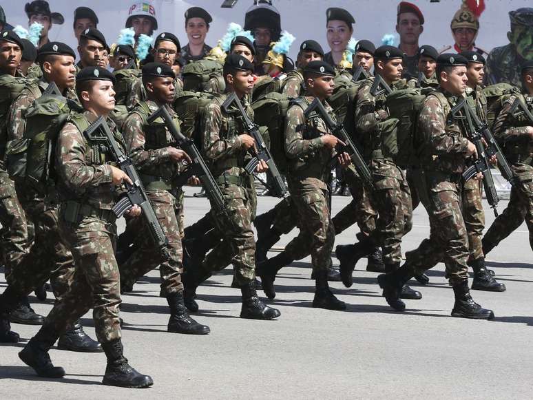 Militares reivindicam aumento salarial de 9% ao Governo Federal, diz jornal 