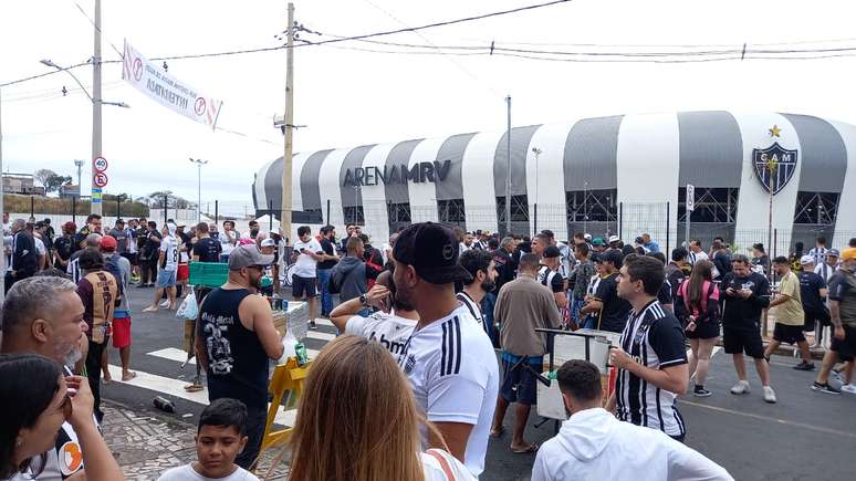 Torcedores se fazem presentes horas antes da abertura dos portões 