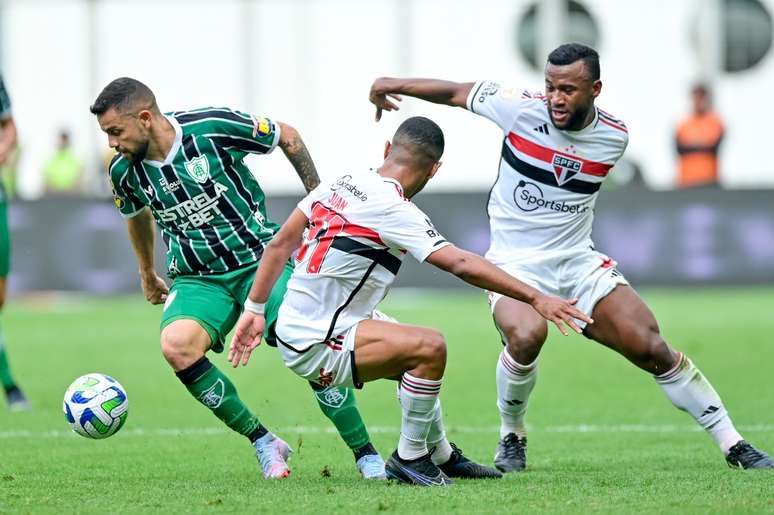 São Paulo volta a jogar mal e, com um a mais, perde para América-MG