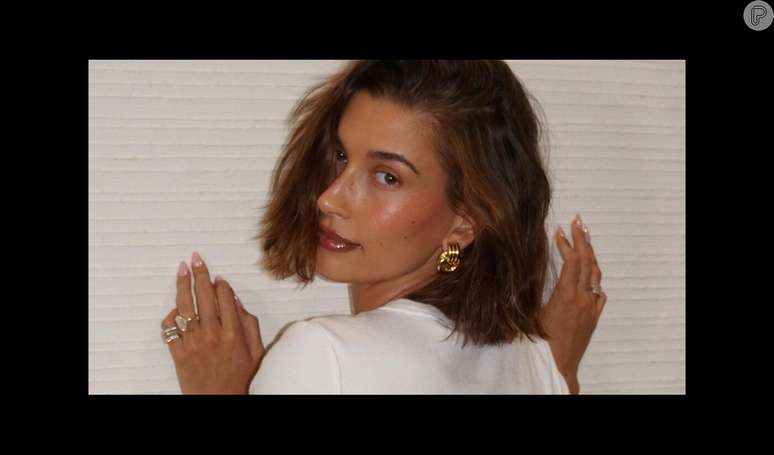 Cinnamon Cookies Butter: tudo que você quer saber sobre a cor-tendência para cabelo usada por Hailey Bieber.