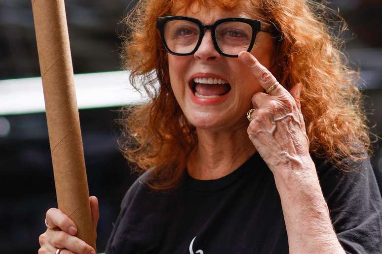 A atriz Susan Sarandon disse que a IA poderia fazê-la 'dizer e fazer coisas sobre as quais não tenho escolha'