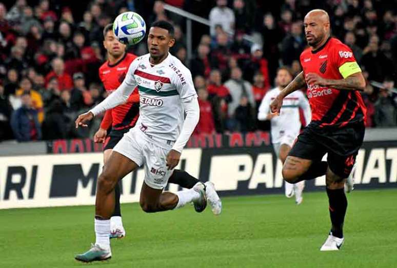 Fluminense toma gol no fim e fica no empate contra o Athletico-PR