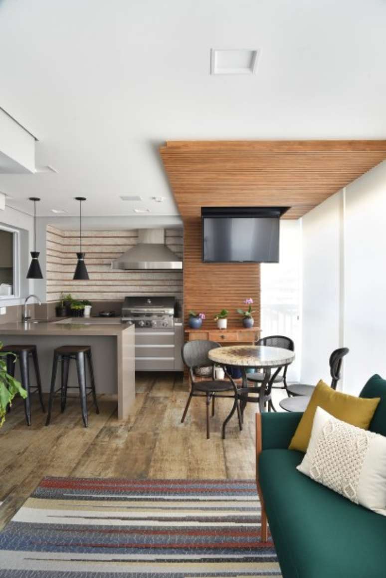 The Flap system allows the resident to place their TV without the need for a wall.  In this gourmet area designed by architect Rosangela Pena, the TV 'comes down' from the ceiling through the support that welcomes it.