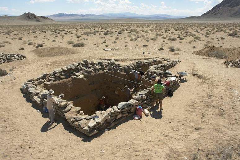 Escavação da tumba de elite Xiongnu contendo uma mulher aristocrática de alto status em Takhiltiin Khotgor, nas montanhas de Altai.