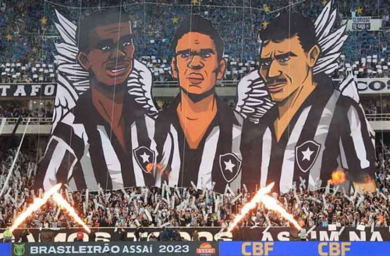 Abençoado por Didi, Garrincha e Nílton Santos, no lindo mosaico da foto, o Botafogo está voando na temporada; já o Vasco...