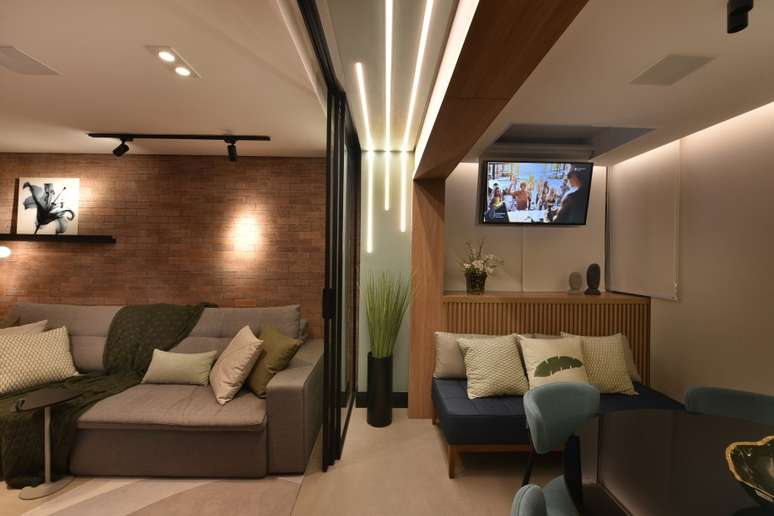 Without the possibility of placing the TV on the wall, the architect Rosangela Pena chose to place the Flap in a place with the best angle for viewing.