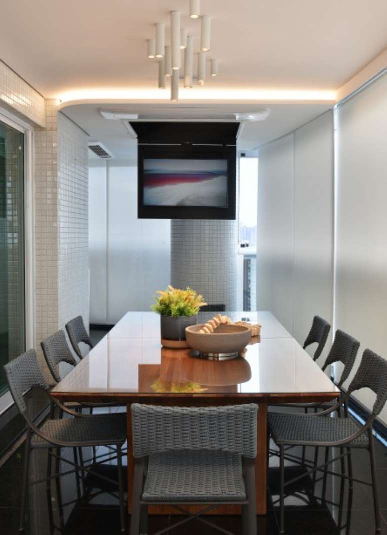 On the gourmet balcony, a 180-degree swivel flap was created by the architect Rosangela Pena.