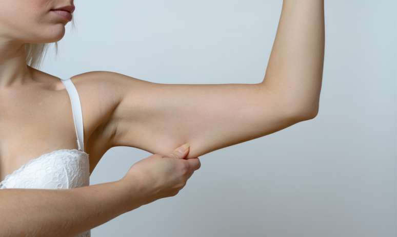 Flacidez nos braços: conheça técnica que retrai a pele local -