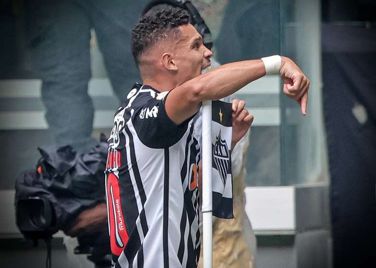 Paulinho comemora o primeiro gol da Arena MRV