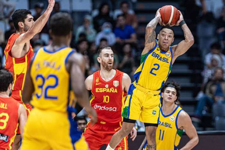 Brasil vence na Copa do Mundo de Basquete 2023, mas perde