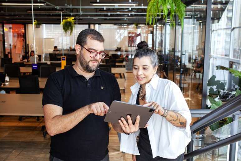 A CoCEO da Kyvo, Carol Zatorre e o cofundador da HRTech Mereo, Ivan Cruz