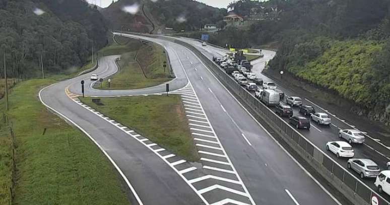 Once the old route was closed due to the rain, cars and motorcycles descended in convoy from the mountain, in the direction of Caraguatatuba. Once the old route was closed due to the rain, cars and motorcycles descended in convoy from the mountain, in the direction of Caraguatatuba.