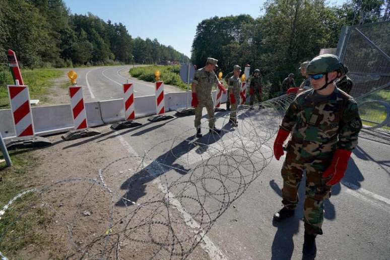 Militares lituanos fecham fronteira com Belarus em Sumskas, na Lituânia
 18/8/2023   REUTERS/Janis Laizans