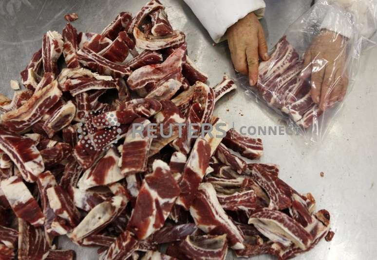 Trabalhador embala carne bovina 
07/10/2011
REUTERS/Paulo Whitaker 