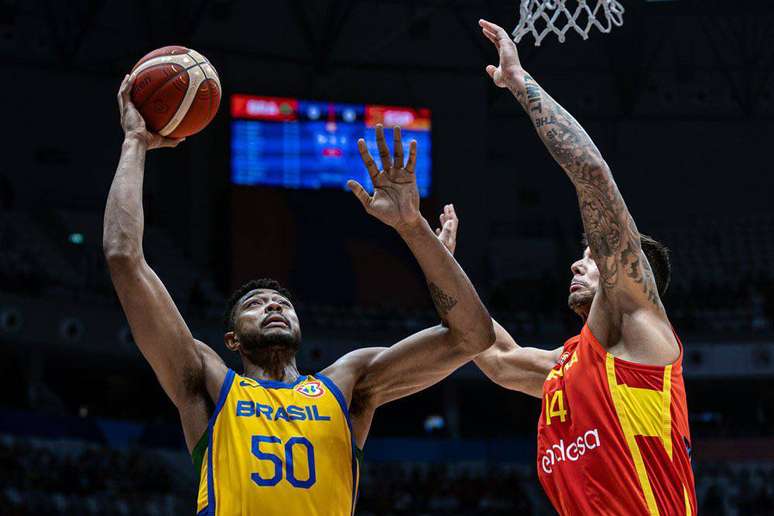 Brasil derruba Espanha no basquete e ganha de prêmio estrada mais dura