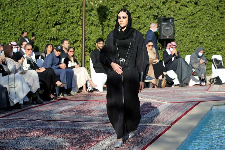 Modelo saudita apresenta coleção de abayas da princesa Safia Hussain 21/01/2021 