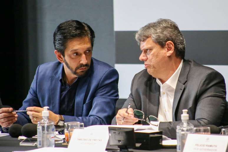 O prefeito Ricardo Nunes (MDB) e o governador Tarcísio de Freitas (Republicanos) em reunião de trabalho para montar parcerias
