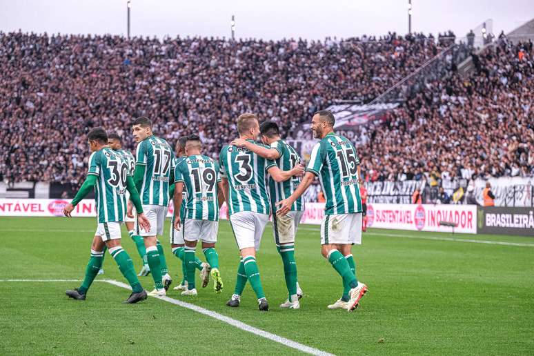 Fortaleza supera o Coritiba por 3 a 0 e vence a primeira na Série