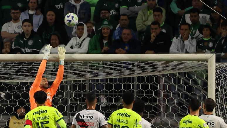 Campeão da América no Verdão recusou o Barça e agora recebe