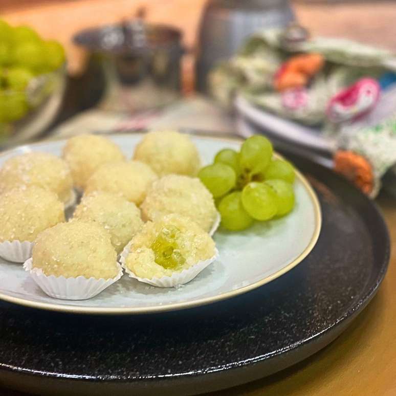 Kiss with coconut milk and a surprise bite, open
