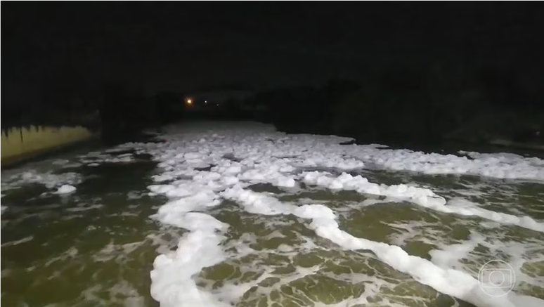 Espuma em água do Guandu faz Cedae parar abastecimento no RJ