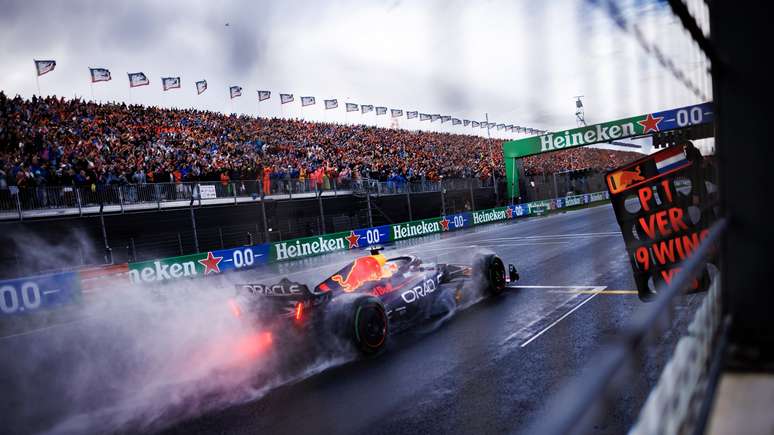 Max Verstappen igualou o recorde de 8 vitórias consecutivas de Sebastian Vettel