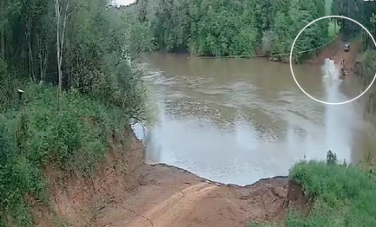 Uma câmera flagrou o momento em que o carro não consegue parar na balsa