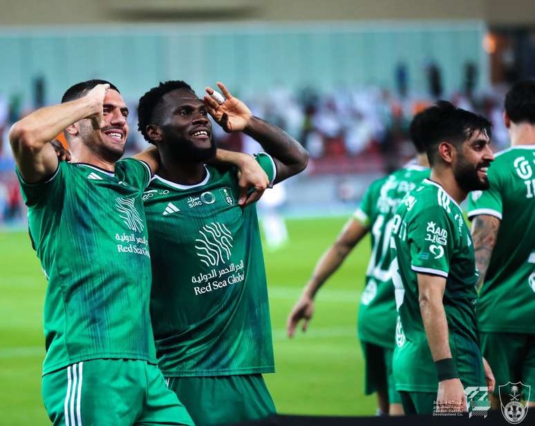 Al-Ahli, de Firmino e Mahrez, cede empate ao Damac após abrir 2 a