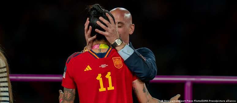 Luís Rubiales beijou Jenni Hermoso à força durante comemoração da vitória da Espanha na Copa do Mundo 