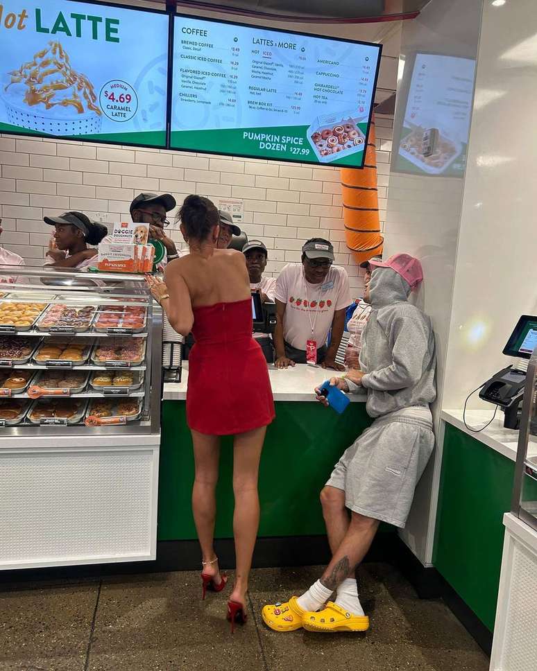 Justin Bieber de Crocs e meia e Hailey de vestido e salto: Veja look do casal em loja de donuts