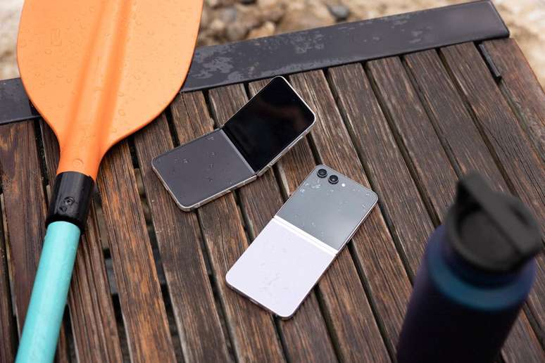 Even with a larger outer screen and revamped hinge, the Samsung Galaxy Z Flip 5 easily passed JerryRigEverything's endurance test (Image: Disclosure/Samsung)