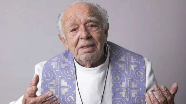 At 87, actor Emiliano Queiroz is hospitalized with pneumonia